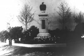 Pomnik naszym bohaterom został zniszczony w 1939 roku fot. ARC