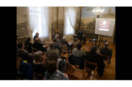 Zdjęcie przedstawia ludzi na wystawie w Muzeum Śląska Cieszyńskiego