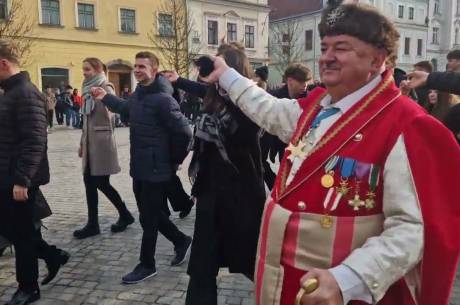 Polonez Szybińskiego na cieszyńskim Rynku.  foto MJ/OX.PL